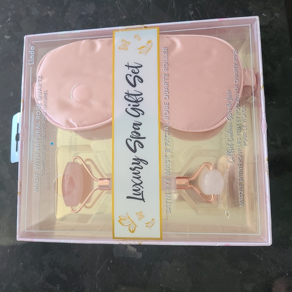 Satin eye mask and facial rose quartz roller - Picture 2 of 3